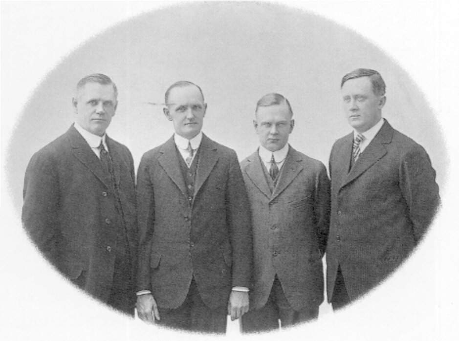 De gauche à droite : William Davidson, Walter Davidson, Arthur Davidson et William Harley
